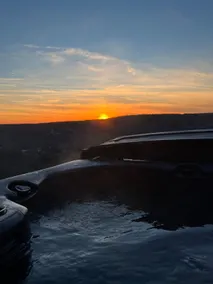 Vues panoramiques sur les montagnes dans cette maison récemment rénovée sur un cul de sac paisible - Image 3
