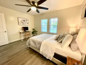 2 Bedroom Premium Elegant Suite/With Large Garden Lawn Front and Back Yard/Near Santana Row - Image 2