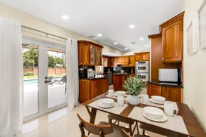 Spacious 5.5 BR Renovated Villa | Pool and Tiki - Image 4