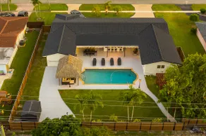 Spacious 5.5 BR Renovated Villa | Pool and Tiki - Image 2