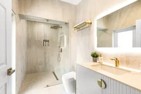 Spacious 5.5 BR Renovated Villa | Pool and Tiki - Image 3