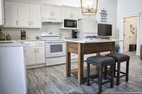 Captain's Quarters with harbour view and workspace - Image 3