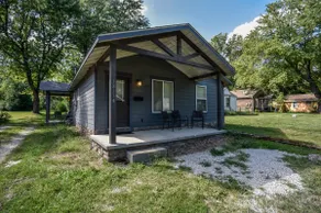 Bright & Quiet 1BR w/ Kitchen, Backyard + Parking - Image 4