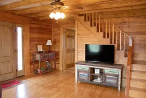 Charming Country Cabin in Quaint Texas Town - Image 3