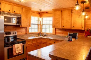 Charming Country Cabin in Quaint Texas Town - Image 4