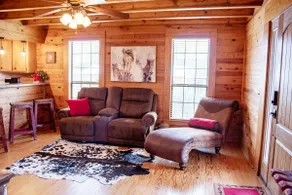 Charming Country Cabin in Quaint Texas Town - Image 2