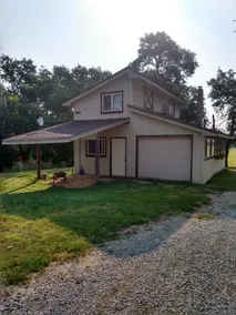 Two Bedroom Cottage nestled in quiet wooded area. - Image 2