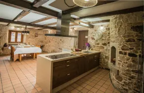 country house with pool - Image 3