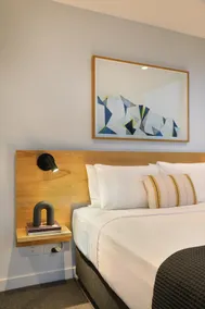 Central 2-Bed Apartment with Parking, Pool and Gym - Image 4