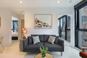 Central 2-Bed Apartment with Parking, Pool and Gym - Image 2