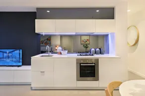 Central 2-Bed Apartment with Parking, Pool and Gym - Image 5