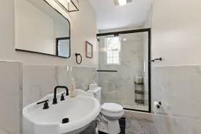 Casa Soleada in East Rock near DT and Yale SOM with FREE Parking and King Bed - Image 4