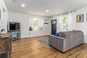 Cheerful 1-Bedroom South Hill Home with King Bed - Image 4