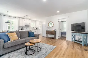 Cheerful 1-Bedroom South Hill Home with King Bed - Image 3