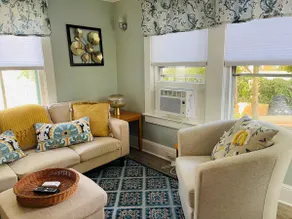 2-bed cottage Groton Bay - Image 2