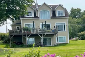 Beautiful large country home on the lake! - Image 3