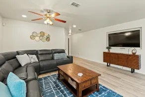 *NEW* COMFY FRISCO Retreat 7 BEDS, 6 SMART TVs - Image 4