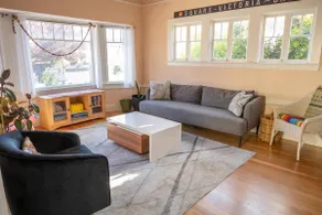 Spacious House & Garden for 8+ (Free Parking) - Image 2