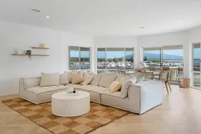 Harbourview House Luxe Apartment - Image 2