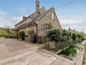 Spacious Family & Group Retreat | Sleeps 10 | Hot Tub & Games Room | Dorset - Image 5