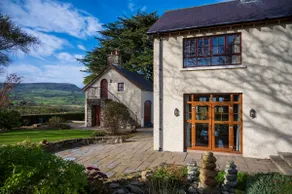 Luxurious Holiday Home with Sea and Country Views - Image 2