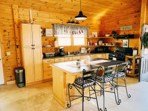 Upscale Waterfront Retreat with Stunning Panoramas - Image 3