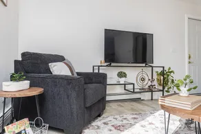 Entire 2BR 1Bath Apt “The Downtown Deneege” - Image 4