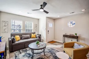 3bed/3ba home- huge backyard - Mins from Downtown - Image 2