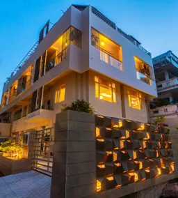 Luxe 6BHK Bungalow Floor w/Terrace - GomtiNagar - Image 3