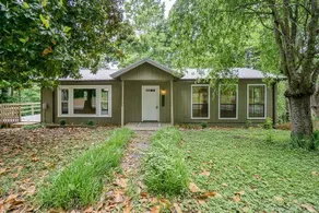 1/4 mile from Holly Creek Marina-2700 sq ft split level cottage Walkout basement - Image 2