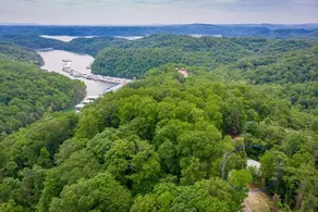 1/4 mile from Holly Creek Marina-2700 sq ft split level cottage Walkout basement - Image 5