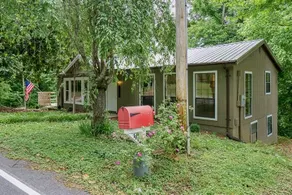 1/4 mile from Holly Creek Marina-2700 sq ft split level cottage Walkout basement - Image 3