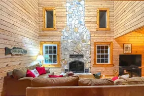 Authentic 3 Bedroom Log Cabin, with Lake Access - Image 4