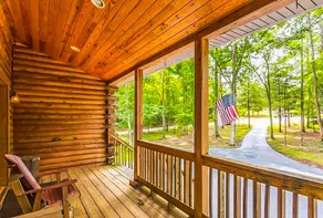 Authentic 3 Bedroom Log Cabin, with Lake Access - Image 2
