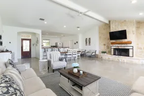 Serene Country Getaway – Lakefront Luxury & Comfort - Image 2