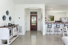 Serene Country Getaway – Lakefront Luxury & Comfort - Image 5