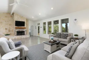 Serene Country Getaway – Lakefront Luxury & Comfort - Image 4
