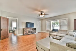 Beautiful 2 bedroom home with hot tub :) - Image 3