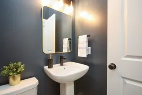 New 3 BDRM Spacious & Modern Townhome with Yard - Image 3