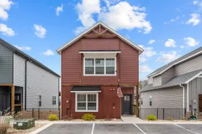 Modern Lakeview with All Ensuites, Entertainment Room, & Outdoor Fire Features - Image 2