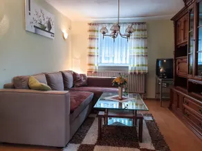 Lovingly furnished vacation home with castle views - Image 3