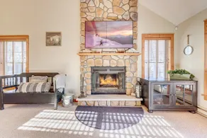 ⭐️ Huge Cabin 3min to Camelback + Hot Tub, Pool, Fireplace, Grill & Deck - Image 3