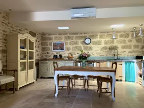 Townhouse with private parking - Image 3