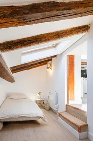 Charming air-conditioned attic apartment - Image 5