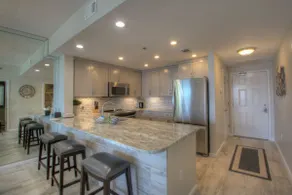 Beautiful Beachfront Condo with Stunning Views - Image 5