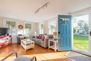 Dog Friendly Home, Walk to Beach - Image 2