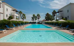 Appartement avec piscine vue mer et montagne - Image 2