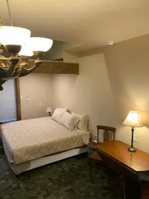 The Mercantile at Mad Peak Lodging, sleeps four - Image 4
