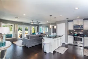 Lakefront Living at the Cove - Image 2