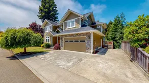 Luxury 4 Bedroom Home with Fireplace & Jacuzzi - Image 2